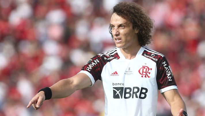 MONTEVIDEO, URUGUAY - NOVEMBER 27: David Luiz of Flamengo gives instructions to teammates during the final match of Copa CONMEBOL Libertadores 2021 between Palmeiras and Flamengo at Centenario Stadium on November 27, 2021 in Montevideo, Uruguay. (Photo by Ernesto Ryan/Getty Images) Inter, David Luiz smentisce ogni voce: “Fake news, totalmente concentrato sul Flamengo” - immagine 1