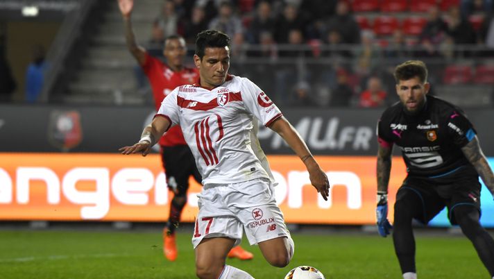 Lille's Portuguese midfielder Rony Lopes (C) controls the ball during the French L1 football match Rennes against Lille on April 15, 2017 at the Roazhon park stadium in Rennes, western France. / AFP PHOTO / DAMIEN MEYER        (Photo credit should read DAMIEN MEYER/AFP/Getty Images) 