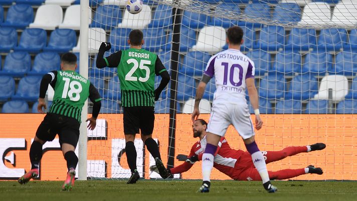 REGGIO NELL'EMILIA, ITALY - APRIL 17: Domenico Berardi of U.S. Sassuolo Calcio scores a penalty past Bartlomiej Dragowski of ACF Fiorentina for his team's first goal during the Serie A match between US Sassuolo and ACF Fiorentina at Mapei Stadium - Citta del Tricolore on April 17, 2021 in Reggio nell'Emilia, Italy. Sporting stadiums around Italy remain under strict restrictions due to the Coronavirus Pandemic as Government social distancing laws prohibit fans inside venues resulting in games being played behind closed doors. (Photo by Alessandro Sabattini/Getty Images) REGGIO NELL'EMILIA, ITALY - APRIL 17: Domenico Berardi of U.S. Sassuolo Calcio scores a penalty past Bartlomiej Dragowski of ACF Fiorentina for his team's first goal during the Serie A match between US Sassuolo and ACF Fiorentina at Mapei Stadium - Citta del Tricolore on April 17, 2021 in Reggio nell'Emilia, Italy. Sporting stadiums around Italy remain under strict restrictions due to the Coronavirus Pandemic as Government social distancing laws prohibit fans inside venues resulting in games being played behind closed doors. (Photo by Alessandro Sabattini/Getty Images)