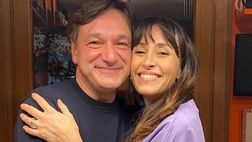 Candeline e torta per Fabio Caressa. La moglie: “Festa con noi cinque e tanto amore”