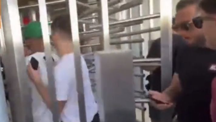 VIDEO Tifosi della Roma irrompono alla Puskas Arena: entrano in due con un biglietto - immagine 1