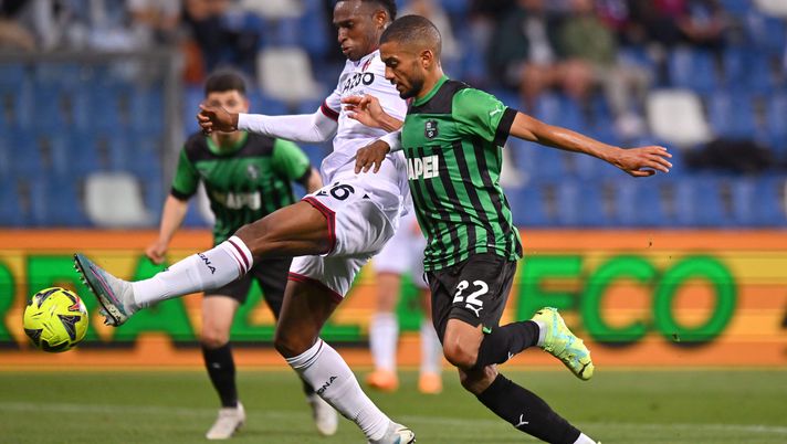 REGGIO NELL'EMILIA, ITALY - MAY 08: Jhon Lucumi of Bologna FC controls the ball whilst under pressure from Jeremy Toljan of US Sassuolo during the Serie A match between US Sassuolo and Bologna FC at Mapei Stadium - Citta' del Tricolore on May 08, 2023 in Reggio nell'Emilia, Italy. (Photo by Alessandro Sabattini/Getty Images) Repubblica – A rischio anche Lucumi, difesa da reinventare - immagine 1