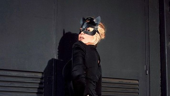 Instagram @wanda_nara  Wanda Nara in versione gatta sexy: ecco l’ultimo look esibito in televisione - immagine 1