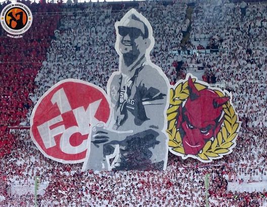 Allo stadio Fritz Walter gli ultras vincono il derby e commemorano il cantante scomparso- immagine 2