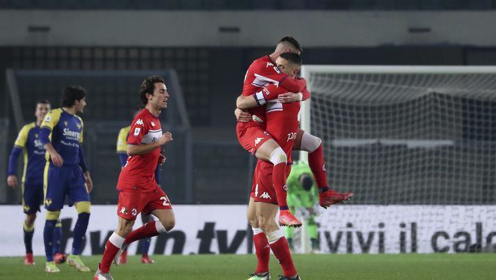 VERONA, ITALY - DECEMBER 22: Aleksa Terzic (L) of ACF Fiorentina celebrates with Nikola Milenkovic (R) after his team-mate Gaetano Castrovilli scored during the Serie A match between Hellas Verona and ACF Fiorentina at Stadio Marcantonio Bentegodi on December 22, 2021 in Verona, Italy. (Photo by Giuseppe Cottini/Getty Images) FOTO – Terzic e Milenkovic inseparabili. Giornata di mare per i due serbi - immagine 1