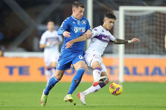 EMPOLI, ITALY - NOVEMBER 27: Andrea Pinamonti of Empoli FC battles for the ball with Lucas Martinez Quarta of ACF Fiorentina during the Serie A match between Empoli FC and ACF Fiorentina at Stadio Carlo Castellani on November 27, 2021 in Empoli, Italy. (Photo by Gabriele Maltinti/Getty Images) EMPOLI, ITALY - NOVEMBER 27: Andrea Pinamonti of Empoli FC battles for the ball with Lucas Martinez Quarta of ACF Fiorentina during the Serie A match between Empoli FC and ACF Fiorentina at Stadio Carlo Castellani on November 27, 2021 in Empoli, Italy. (Photo by Gabriele Maltinti/Getty Images)