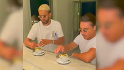 VIDEO Mahrez, che lusso! Beve con Nusr-et un cappuccino… placcato in oro