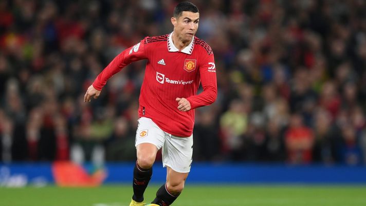 MANCHESTER, ENGLAND - OCTOBER 30: Cristiano Ronaldo of Manchester United runs with the ball during the Premier League match between Manchester United and West Ham United at Old Trafford on October 30, 2022 in Manchester, England. (Photo by Shaun Botterill/Getty Images) Il Manchester United libera Cristiano Ronaldo: il portoghese ora è svincolato - immagine 1