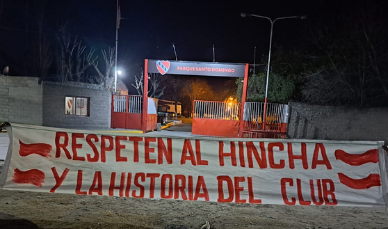 Derby di Avellaneda, Independiente: striscioni con minacce ai giocatori in vista del Clásico con il Racing- immagine 2