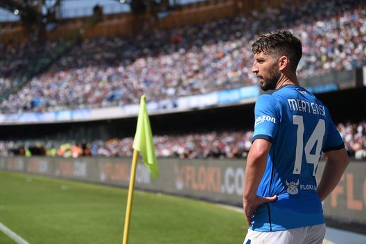 NAPLES, ITALY - MAY 15: Dries Mertens of SSC Napoli during the Serie A match between SSC Napoli and Genoa CFC at Stadio Diego Armando Maradona on May 15, 2022 in Naples, Italy. (Photo by Francesco Pecoraro/Getty Images) Salernitana scatenata: offerta monstre per Pinamonti. E occhi su Mertens- immagine 2