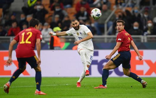 MILAN, ITALY - OCTOBER 10: Karim Benzema of France scores their side's first goal whilst under pressure from Cesar Azpilicueta of Spain during the UEFA Nations League 2021 Final match between Spain and France at San Siro Stadium on October 10, 2021 in Milan, Italy. (Photo by Mike Hewitt/Getty Images) Real, Ancelotti vuole ancora Benzema: ecco che Vlahovic è preferito ad Haaland- immagine 2