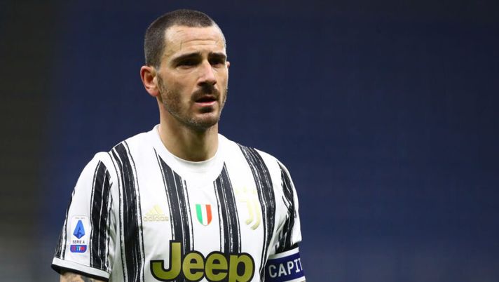 MILAN, ITALY - JANUARY 06: Leonardo Bonucci of Juventus FC looks on during the Serie A match between AC Milan and Juventus at Stadio Giuseppe Meazza on January 6, 2021 in Milan, Italy. (Photo by Marco Luzzani/Getty Images) Bonucci e Chiellini, è già arrivato il verdetto di Allegri sui difensori in vista del mercato - immagine 1