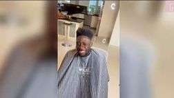 VIDEO / Bayern Monaco, Alphonso Davies piange dal barbiere