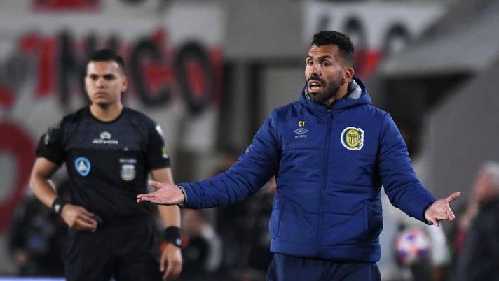 BUENOS AIRES, ARGENTINA - OCTOBER 16: Carlos Tevez head coach of Rosario Central gestures during a match between River Plate and Rosario Central as part of Liga Profesional 2022 at Estadio Más Monumental Antonio Vespucio Liberti on October 16, 2022 in Buenos Aires, Argentina. (Photo by Rodrigo Valle/Getty Images) Tevez lascia il Rosario: “Non sono qui per fare politica” - immagine 1