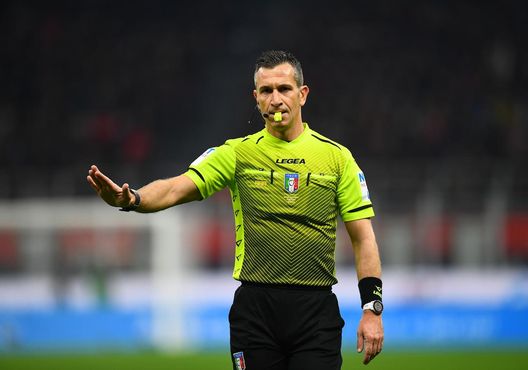 Arbitri in campo con un segno rosso antiviolenza per la campagna #UNROSSOALLAVIOLENZA- immagine 2