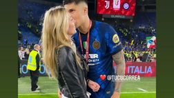 Vittoria in finale di Coppa Italia, Correa festeggia con la fidanzata sul campo