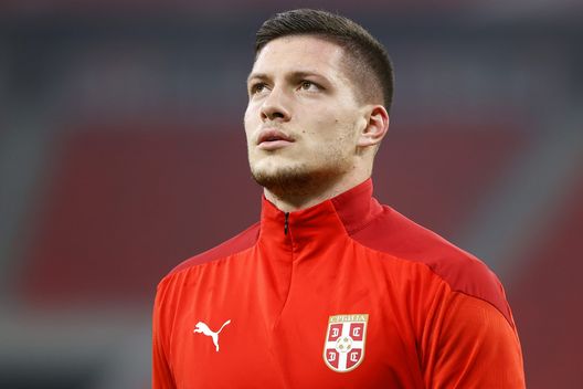 Photo by Laszlo Szirtesi/Getty Images Tifosi già pazzi di Jovic: il ‘grande Luha’ non ha perso il fiuto del gol- immagine 2