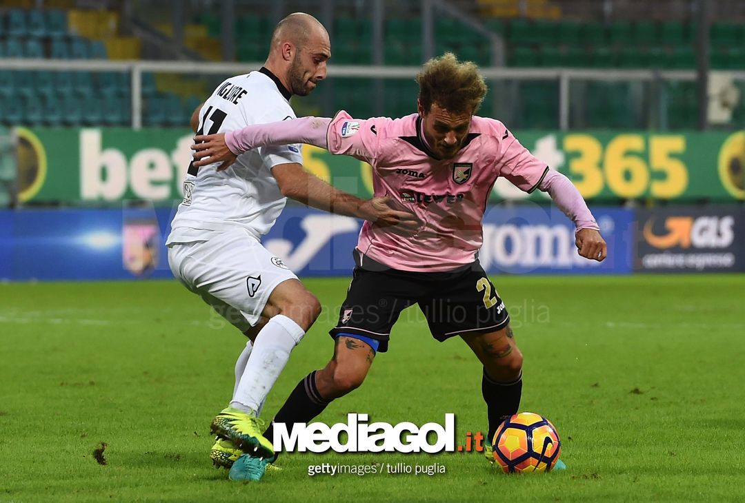  PALERMO, ITALY - NOVEMBER 30:  Francesco Migliore (L) of Spezia and Alessandro Diamanti of Palermo compete for the ball during the TIM Cup match between US Citta di Palermo and AC Spezia at Stadio Renzo Barbera on November 30, 2016 in Palermo, Italy.  (Photo by Tullio M. Puglia/Getty Images) 