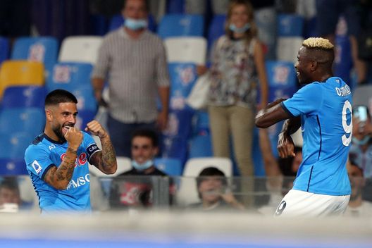 NAPLES, ITALY - SEPTEMBER 26: Victor Osimhen and Lorenzo Insigne of SSC Napoli celebrate the 1-0 goal scored by Victor Osimhen during the Serie A match between SSC Napoli and Cagliari Calcio at Stadio Diego Armando Maradona on September 26, 2021 in Naples, Italy. (Photo by Francesco Pecoraro/Getty Images) Consigli Fantacalcio, 5 attaccanti per la 9a giornata: Lautaro e Osimhen certezze!- immagine 4
