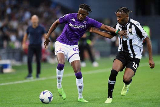 UDINE, ITALY - AUGUST 31: Christian Kouam of ACF Fiorentina battles for possession with Destiny Udogie of Udinese Calcio during the Serie A match between Udinese Calcio and ACF Fiorentina at Dacia Arena on August 31, 2022 in Udine, Italy. (Photo by Alessandro Sabattini/Getty Images) Fiorentina a salve: finisce la striscia di pari, il digiuno continua- immagine 2