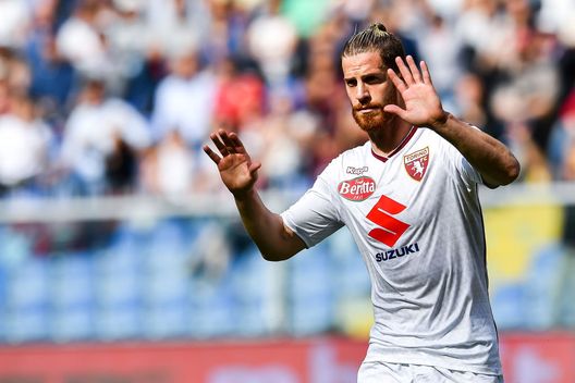  GENOA, ITALY - APRIL 20: Cristian Ansaldi of Torino apologizes with his former clubs fans after scoring a goal during the Serie A match between Genoa CFC and Torino FC at Stadio Luigi Ferraris on April 20, 2019 in Genoa, Italy. (Photo by Paolo Rattini/Getty Images) 
