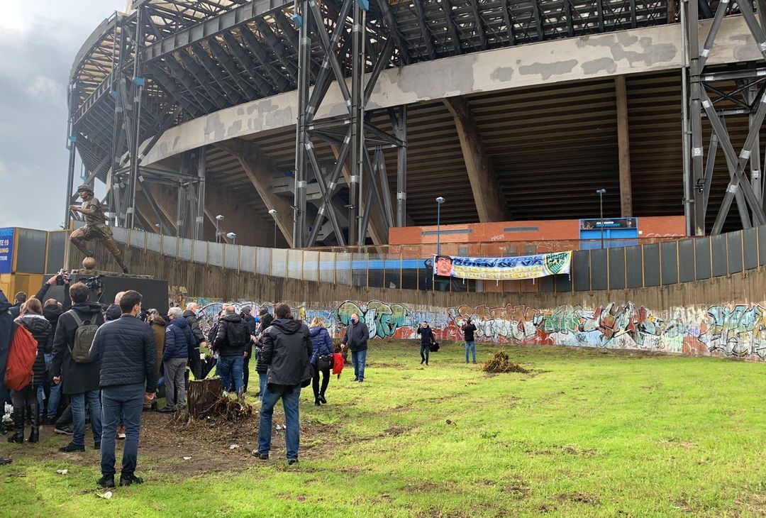 FOTO Statua Maradona, De Laurentiis e i tifosi all’esterno dello stadio - immagine 2