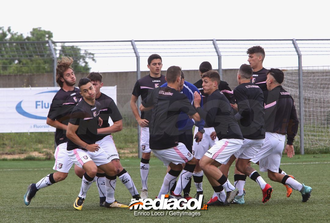  CAGLIARI, ITALY - MAY 05:   Players of Palermo U19 warm up during the Primavera 1 match between Cagliari Calcio U19 and US Citta di Palermo U19 at Stadio Renato Raccis on May 5, 20188.  (Photo by Enrico Locci/Getty Images) 