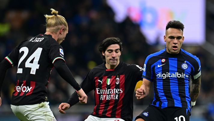 MILAN, ITALY - FEBRUARY 05: Lautaro Martinez of FC Internazionale, in action, is challenged by Sandro Tonali of AC Milan during the Serie A match between FC Internazionale and AC MIlan at Stadio Giuseppe Meazza on February 05, 2023 in Milan, Italy. (Photo by Mattia Ozbot - Inter/Inter via Getty Images) All.Benfica: “Inter? possono andare in finale dato che affrontano il Milan” - immagine 1