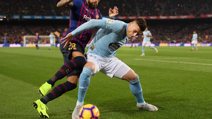 BARCELONA, SPAIN - DECEMBER 22:  Robert Mazan  of Celta Vigo is challenged by Arturo Vidal of Barcelona during the La Liga match between FC Barcelona and RC Celta de Vigo at Camp Nou on December 22, 2018 in Barcelona, Spain.  (Photo by Alex Caparros/Getty Images) 