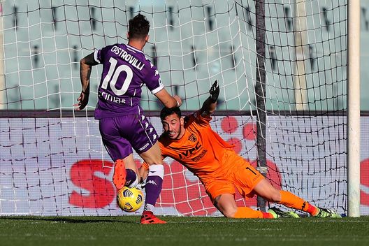 FLORENCE, ITALY - NOVEMBER 22: Lorenzo Montipo' of Benevento Calcio in action against Gaetano Castrovilli of ACF Fiorentina during the Serie A match between ACF Fiorentina and Benevento Calcio at Stadio Artemio Franchi on November 22, 2020 in Florence, Italy. (Photo by Gabriele Maltinti/Getty Images FLORENCE, ITALY - NOVEMBER 22: Lorenzo Montipo' of Benevento Calcio in action against Gaetano Castrovilli of ACF Fiorentina during the Serie A match between ACF Fiorentina and Benevento Calcio at Stadio Artemio Franchi on November 22, 2020 in Florence, Italy. (Photo by Gabriele Maltinti/Getty Images