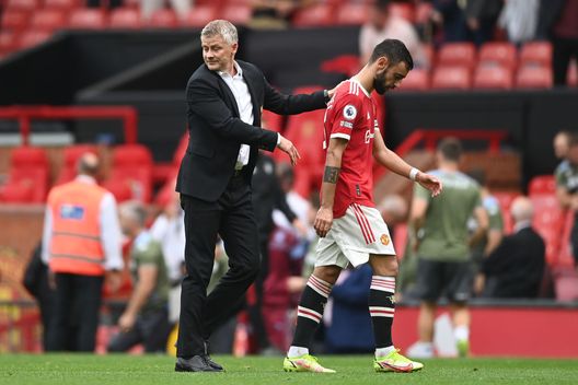 MANCHESTER, ENGLAND - SEPTEMBER 25: Ole Gunnar Solskjaer, Manager of Manchester United with Bruno Fernandes after the Premier League match between Manchester United and Aston Villa at Old Trafford on September 25, 2021 in Manchester, England. (Photo by Gareth Copley/Getty Images) Solskjaer: “Accetto le critiche, non le bugie. Non è la mia prima crisi qui, reagiremo come Tyson Fury” - immagine 1
