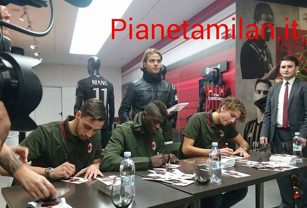 De Sciglio Niang Locatelli al Christmas Village, foto PianetaMilan,it