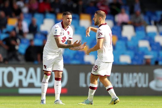 NAPLES, ITALY - OCTOBER 01: Antonio Sanabria of Torino FC celebrates with teammate Nikola Vlasic after scoring the first goal for his team during the Serie A match between SSC Napoli and Torino FC at Stadio Diego Armando Maradona on October 01, 2022 in Naples, Italy. (Photo by Francesco Pecoraro/Getty Images) Toro, cosa aspettarsi dall’amichevole col Monza: dal problema attacco ai giovani- immagine 2