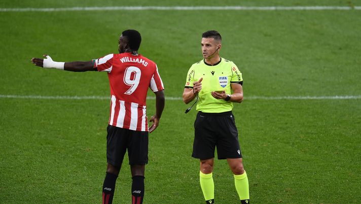 BILBAO, SPAIN - OCTOBER 31: Referee Carlos Del Cerro Grande speaks with Inaki Williams of Athletic Club during the La Liga Santander match between Athletic Club and Sevilla FC at Estadio de San Mames on October 31, 2020 in Bilbao, Spain. Sporting stadiums around Spain remain under strict restrictions due to the Coronavirus Pandemic as Government social distancing laws prohibit fans inside venues resulting in games being played behind closed doors. (Photo by Juan Manuel Serrano Arce/Getty Images) BILBAO, SPAIN - OCTOBER 31: Referee Carlos Del Cerro Grande speaks with Inaki Williams of Athletic Club during the La Liga Santander match between Athletic Club and Sevilla FC at Estadio de San Mames on October 31, 2020 in Bilbao, Spain. Sporting stadiums around Spain remain under strict restrictions due to the Coronavirus Pandemic as Government social distancing laws prohibit fans inside venues resulting in games being played behind closed doors. (Photo by Juan Manuel Serrano Arce/Getty Images)