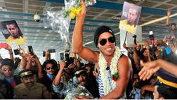 VIDEO / Ronaldinho, che disavventura in India! Crolla un semaforo davanti alla sua auto