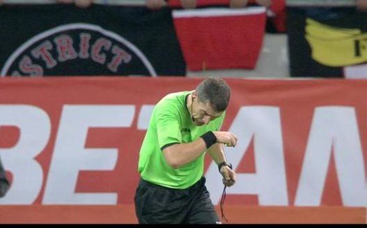 Arbitro Kovacs colpito all'Arena Nationala di Bucarest durante il derby 