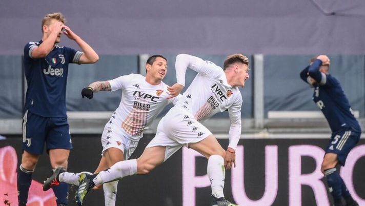 Benevento's Argentine forward Adolfo Gaich (C) celebrates after opening the scoring during the Italian Serie A football match Juventus Turin vs Benevento on March 21, 2021 at the Juventus stadium in Turin. (Photo by Marco BERTORELLO / AFP) (Photo by MARCO BERTORELLO/AFP via Getty Images) Inzaghi si gode Gaich: “Ha fatto la partita perfetta, ora lo schiero con Lapadula perché…” - immagine 1