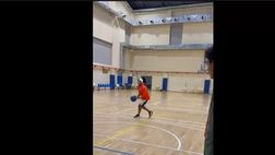 VIDEO / Jacobs, che colpo: canestro con una palla da 3 kg