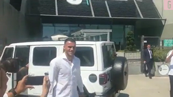VIDEO Juventus, Kostic al JMedical: selfie e autografi, i tifosi lo accolgono così