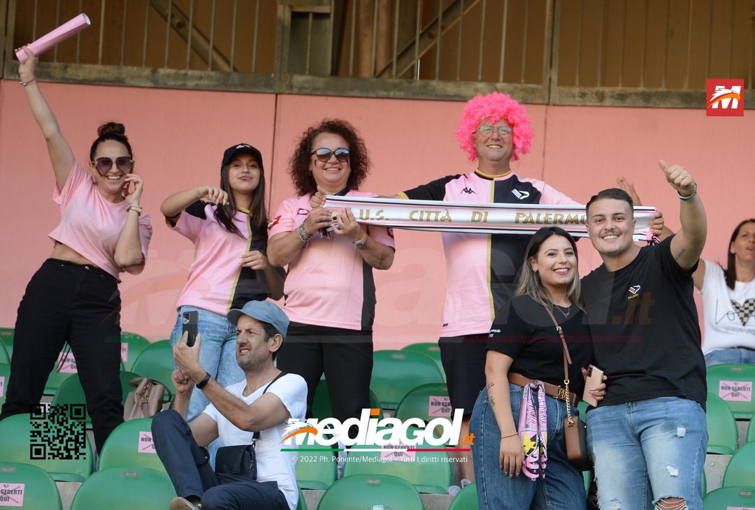 Fototifo, facce da Serie B. I tifosi allo stadio per Palermo-Padova 1-0 - immagine 19