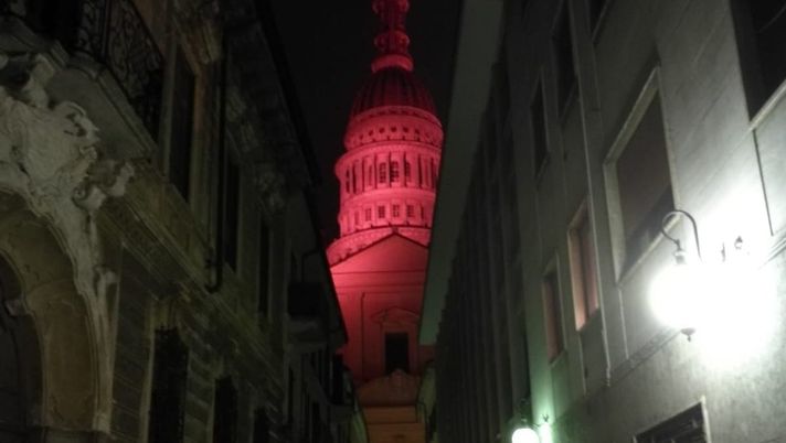 Quattro Maggio a Novara: anche la Cupola di San Gaudenzio è granata 
