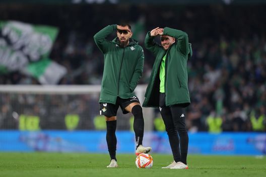 (Photo by Fran Santiago/Getty Images) Dopo il bastone in campo nel derby di Siviglia: arbitri spagnoli “Sospendere sempre subito…”- immagine 2