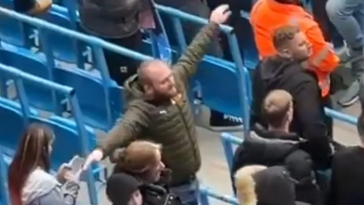 Ricorda il dramma di Monaco, gesto folle di un tifoso del City nel Manchester derby - immagine 1