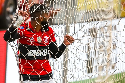 BRASILIA, BRAZIL - APRIL 11: Gabriel Barbosa of Flamengo is seen in the net during the match between Flamengo and Palmeiras as part of the Supercopa do Brasil 2021 at the Mane Garrincha Stadium on April 11, 2021 in Brasilia, Brazil. (Photo by Buda Mendes/Getty Images) BRASILIA, BRAZIL - APRIL 11: Gabriel Barbosa of Flamengo is seen in the net during the match between Flamengo and Palmeiras as part of the Supercopa do Brasil 2021 at the Mane Garrincha Stadium on April 11, 2021 in Brasilia, Brazil. (Photo by Buda Mendes/Getty Images)