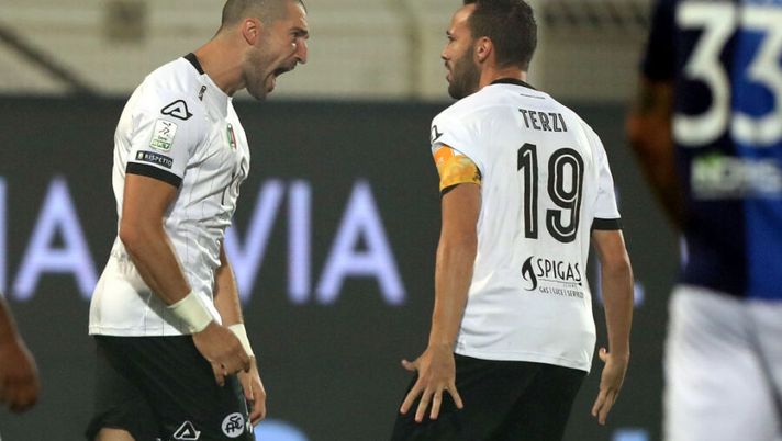 LA SPEZIA, ITALY - AUGUST 11: Andrej Galabinov of ASC Spezia celebrates after scoring a goal during the Serie B Playoffs match between ASC Spezia and Chievo Verona at Stadio Alberto Picco on August 11, 2020 in La Spezia, Italy. (Photo by Gabriele Maltinti/Getty Images for Lega Serie B) Spezia, in amichevole segna Piccoli e gioca Nzola. Quando tornerà Galabinov - immagine 1