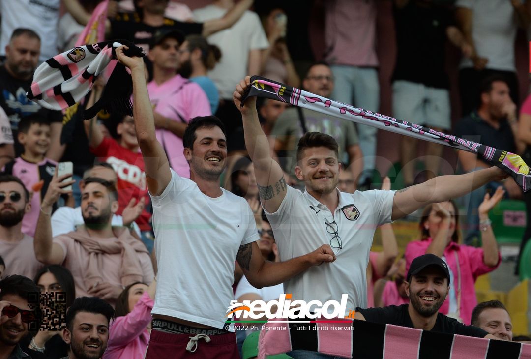 Fototifo, i tifosi allo stadio per Palermo-Feralpisaló 1-0 (gallery) - immagine 182
