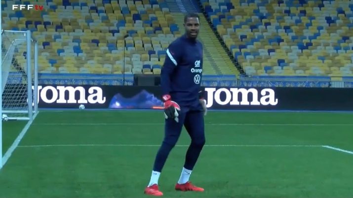 Mike Maignan, portiere del Milan, qui dal ritiro della Nazionale francese 