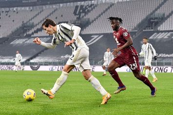  TURIN, ITALY - DECEMBER 05: Federico Chiesa of Juventus in action against Soualiho Meite of Torino FC during the Serie A match between Juventus and Torino FC at Allianz Stadium on December 05, 2020 in Turin, Italy. (Photo by Daniele Badolato - Juventus FC/Juventus FC via Getty Images)