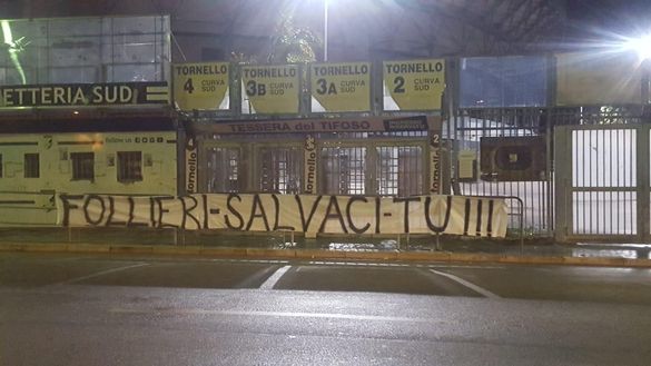 Palermo, lo striscione dei tifosi al Renzo Barbera: “Follieri, salvaci tu!” Palermo, lo striscione dei tifosi al Renzo Barbera: “Follieri, salvaci tu!”