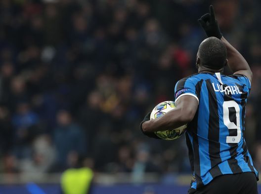MILAN, ITALY - DECEMBER 10:  Romelu Lukaku of FC Internazionale celebrates his goal during the UEFA Champions League group F match between FC Internazionale and FC Barcelona at Giuseppe Meazza Stadium on December 10, 2019 in Milan, Italy.  (Photo by Emilio Andreoli/Getty Images) 
